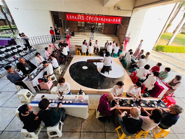 文學院35週年院慶活動—天涯共此尋瓊露, 共42張圖片