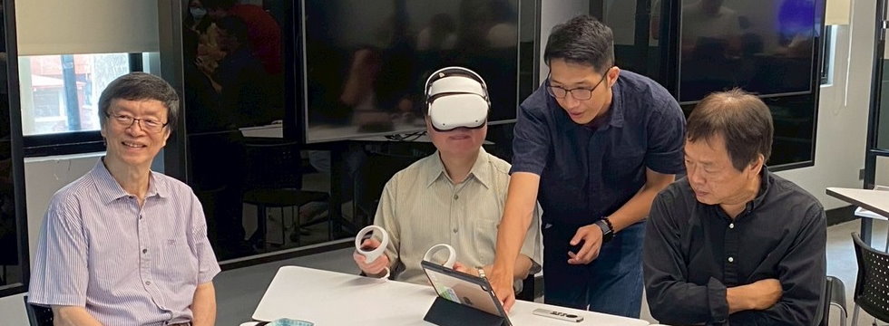王政彥校長實際體驗科技及數位學習工具