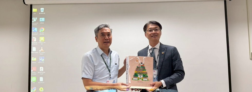 2026暑期鑑識科學營開幕式任中元院長致贈高雄地檢署黃元冠檢察長紀念品