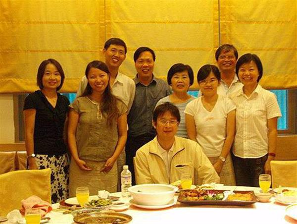 夜93級與教師聚餐合照, 共4張圖片